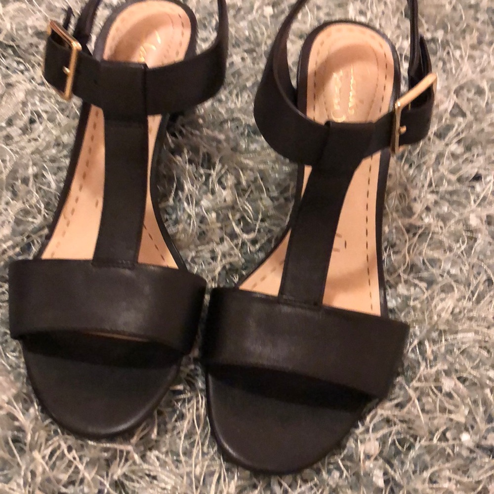Clarks black stappy heel size 7. Chunk heel.